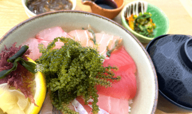 海人料理海邦丸のスペシャルメニュー「海ぶどう海鮮丼」